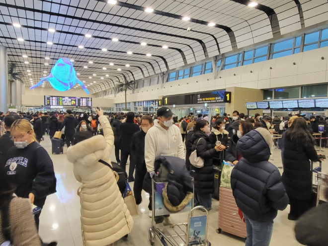 제주공항이 25일 이른 새벽부터 예약을 변경하려는 여행객들로 발디딜틈없이 인산인해를 이루고 있다. 제주공항은 오전 7시부터 운항이 다시 재개됐다. 2021.1.25 제주 강동삼 기자