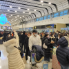 제주 하늘 길 재개에 공항은 새벽부터 ‘대기 줄’···김포공항에선 애틋한 ‘가족 상봉’