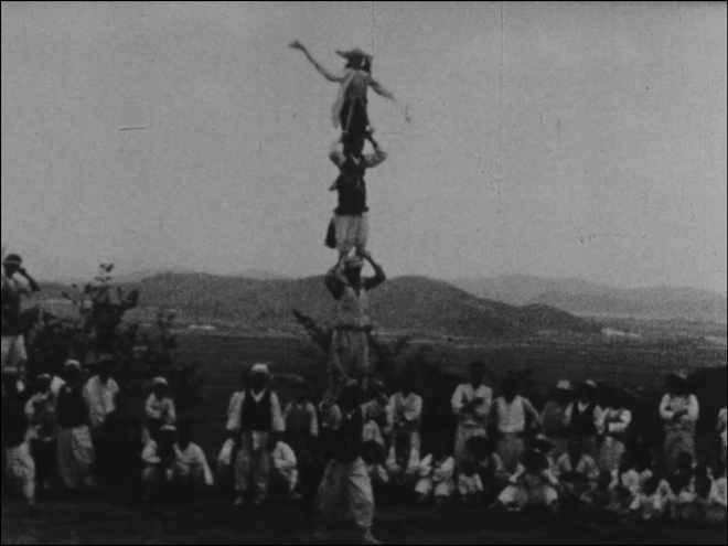 1935년 촬영한 것으로 추정되는 남사당패 풍물놀이 등 20세기 초중반 한국의 모습을 담은 생생한 영상이 공개됐다. 한국영상자료원 제공