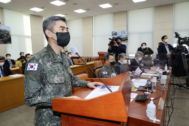 강신철 합동참모본부 작전본부장이 28일 오후 국회에서 열린 국방위원회 전체회의에서 북한 무인기 침범 관련 현안 보고를 하고 있다. 왼쪽부터 강 본부장, 김승겸 합동참모의장, 이종섭 국방부 장관, 이기식 병무청장.  2022.12.28 연합뉴스