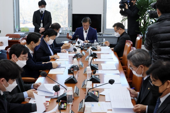 25일 오후 국회에서 열린 정치개혁특별위원회 국회선진화소위원회에서 전재수 위원장이 의사봉을 두드리고 있다. 2023.1.25 연합뉴스