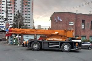 부산 공사장에서 45t 크레인 밀리며 주택 충격