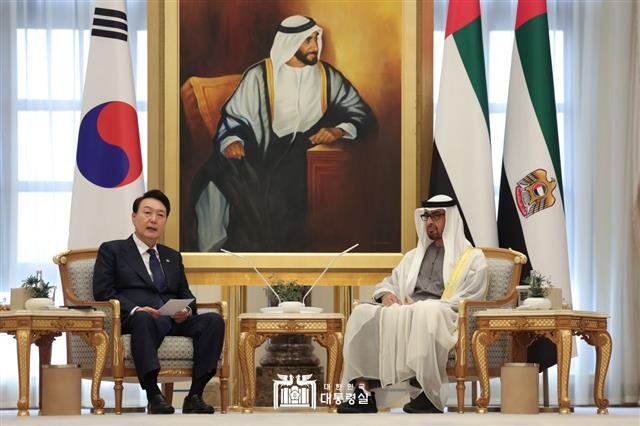 윤석열 대통령이 15일 오전(현지시간) 아랍에미리트(UAE) 아부다비 카사르 알 와탄에서 열린 모하메드 빈 자이드 알 나하얀 UAE 대통령과의 확대회담에서 발언하고 있다. 2023.1.15 뉴스1