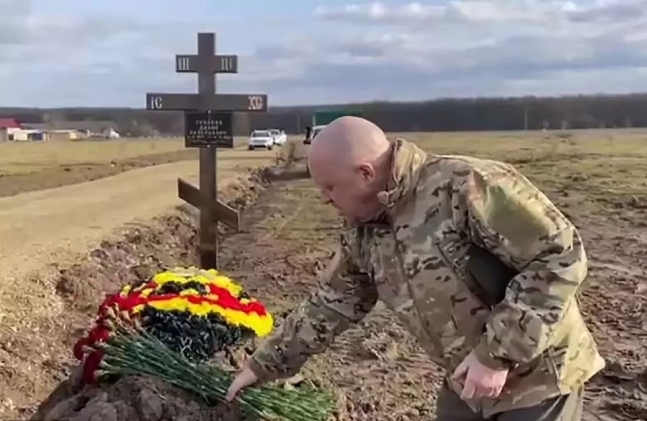 예브게니 프리고진이 바그너그룹 공동묘지를 찾아 우크라이나전에서 전사한 용병 묘지에 헌화하고 있다. 날짜 미상. 텔레그램