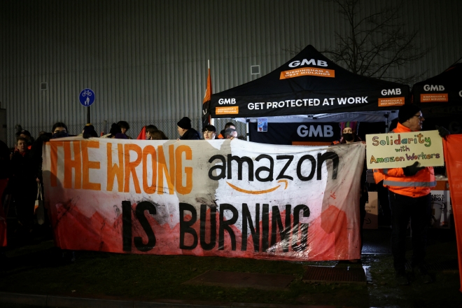 영국 코번트리 아마존 물류센터 직원들이 25일(현지시간) 파업에 참가하며 “엉뚱한 아마존이 불타고 있다”는 플래카드를 들고 있다. 코번트리 로이터 연합뉴스