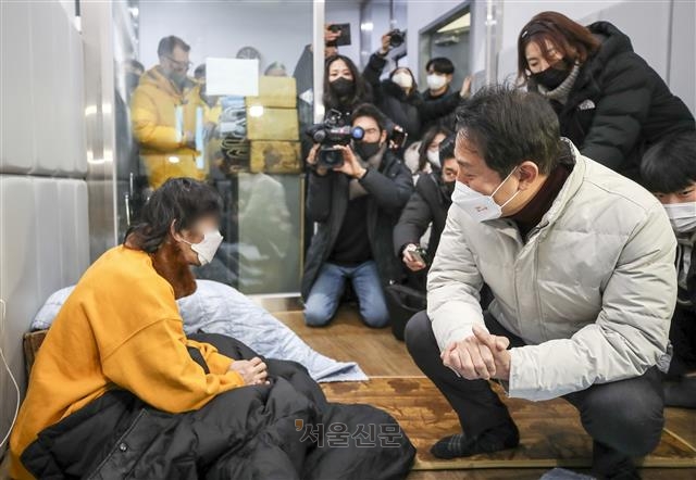 오세훈 서울시장이 26일 오전 중구에 있는 노숙인 임시 보호 시설인 ‘서울역 희망지원센터’를 찾아 한파 대응 상황을 살피면서 현장 점검을 하고 있다. 안주영 전문기자