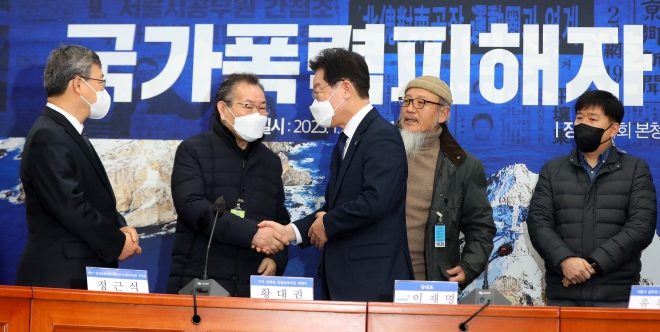 檢 출석 앞두고 국가폭력 피해자 만난 李