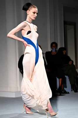모델이 25일(현지시간) 프랑스 파리에서 열린 ‘2023 봄-여름 패션위크’ 기간 동안 장 폴 고티에의 작품을 선보이고 있다. AFP 연합뉴스