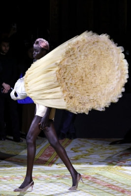 A model presents a creation from the Spring/Summer 2023 Haute Couture collection by Dutch designers Viktor Horsting and Rolf Snoeren for Viktor and Rolf fashion house during the Paris Fashion Week, in Paris, France, 25 January 2023. The presentation of the Haute Couture Women‘s collections runs from 23 to 26 January 2023.  EPA 연합뉴스