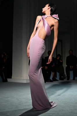 모델이 25일(현지시간) 프랑스 파리에서 열린 ‘2023 봄-여름 패션위크’ 기간 동안 장 폴 고티에의 작품을 선보이고 있다. AFP 연합뉴스
