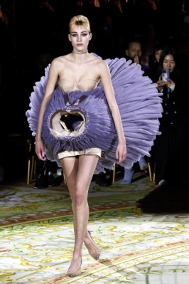 A model presents a creation from the Spring/Summer 2023 Haute Couture collection by Dutch designers Viktor Horsting and Rolf Snoeren for Viktor and Rolf fashion house during the Paris Fashion Week, in Paris, France, 25 January 2023. The presentation of the Haute Couture Women‘s collections runs from 23 to 26 January 2023.  EPA 연합뉴스