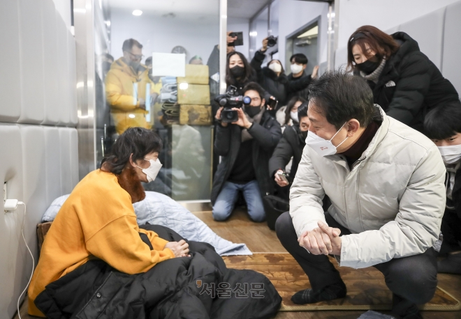 오세훈 서울시장이 26일 오전 중구에 있는 노숙인 임시 보호 시설인 ‘서울역 희망지원센터’를 찾아 한파 대응 상황을 살피면서 현장 점검을 하고 있다. 안주영 전문기자