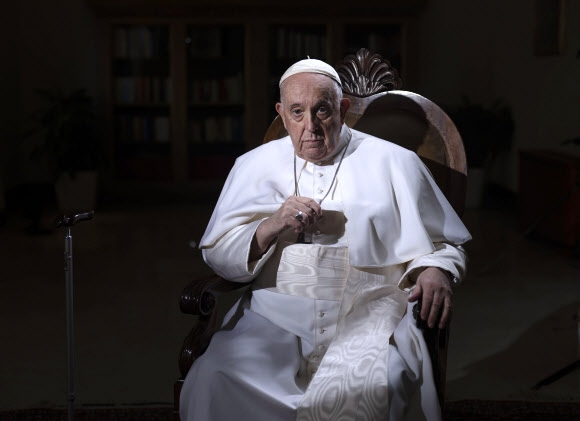 프란치스코 교황이 지난 24일(현지시간) 바티칸에서 AP 통신과 인터뷰를 갖고 베네딕토 16세 전 교황의 선종 이후 가톨릭교회 안 보수 강경파들이 자신에 대한 공격 강도를 높이고 있는 상황에 대해 의견을 표명하고 있다. 바티칸 AP 연합뉴스