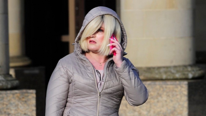 남성으로 지내던 2016년과 2019년 여성 둘을 강간한 혐의로 지난 23일(현지시간) 영국 법원의 유죄 판결을 받은 이슬라 브라이슨. 재판을 받는 과정에 이미 성전환을 해 여성의 외모를 하고 있다. 스핀드리프트 캡처