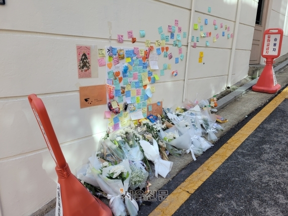 지난달 2일 발생한 서울 강남구 청담동 언북초 후문 사고 현장 앞에 꽃다발이 놓여 있고, 포스트잇이 붙어 있다. 최영권 기자