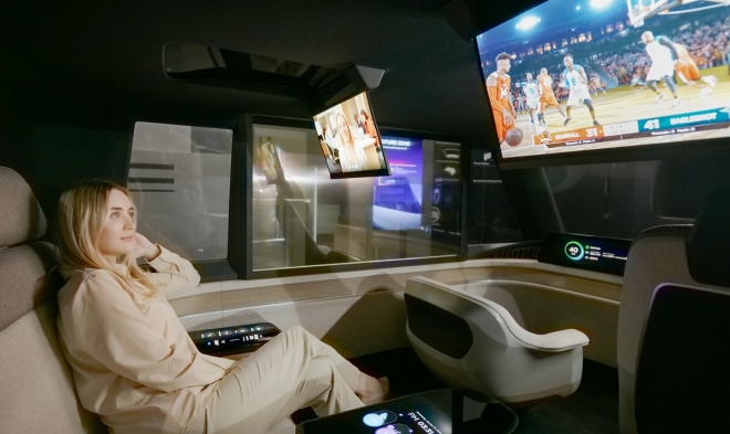 이달 초 미국 라스베이거스에서 열린 ‘CES 2023’에서 LG디스플레이 모델이 ‘차량용 18인치 슬라이더블 OLED’로 영상을 감상하고 있다.