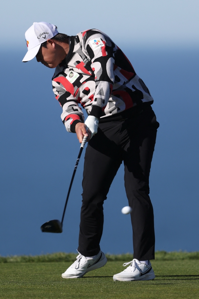 김시우가 27일 토리파인스 북코스에서 열린 PGA 투어 파머스 인슈어런스 오픈 2라운드 11번홀에서 티샷하고 있다. [라욜라 AFP 연합뉴스]