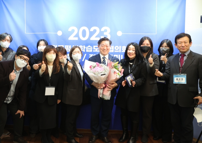박승원 시장이 지난 26일 한국프레스센터에서 열린 전국평생학습도시협의회 총회에서 제11대 회장으로 연임 선출돼 관계자들로부터 축하를 받고 있다. 광명시 제공