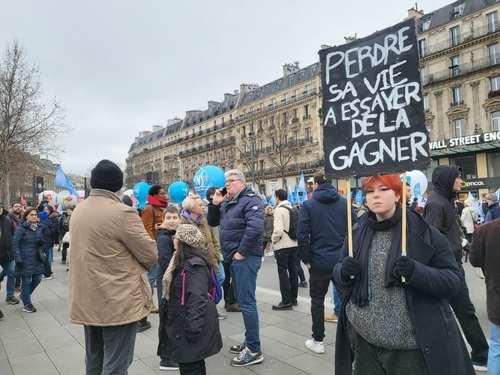프랑스 파리 외곽에 있는 고등학교에 다니는 샤를르(15) 양이 19일(현지시간) 오후 파리 레퓌블리크 광장에서 열리는 연금 개혁 반대 시위에 참여하고 있다. 연합뉴스
