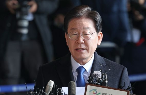 이재명 더불어민주당 대표가 28일 대장동 관련 조사를 받기 위해 서울중앙지방검찰청으로 출석하고 있다. 뉴시스