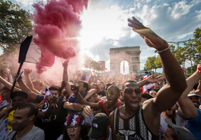 2018년 러시아월드컵을 우승했던 프랑스 축구대표팀을 환영하기 위해 파리 개선문 앞에 몰려나온 프랑스 사람들. EPA 자료사진