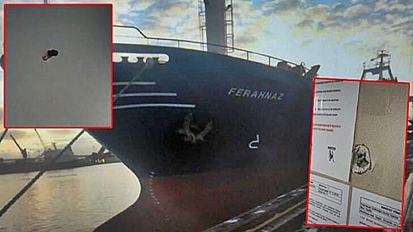 24일(현지시간) 우크라이나 남부 헤르손 항구에서 러시아군이 쏜 미사일이 튀르키예(선박) 투즐라호에 명중했다. 해당 선박 옆에 정박 중이던 다른 상선(선박명: 페라나즈, 사진)도 일부 피해를 봤다. 2023.1.25 우크라이나 나우