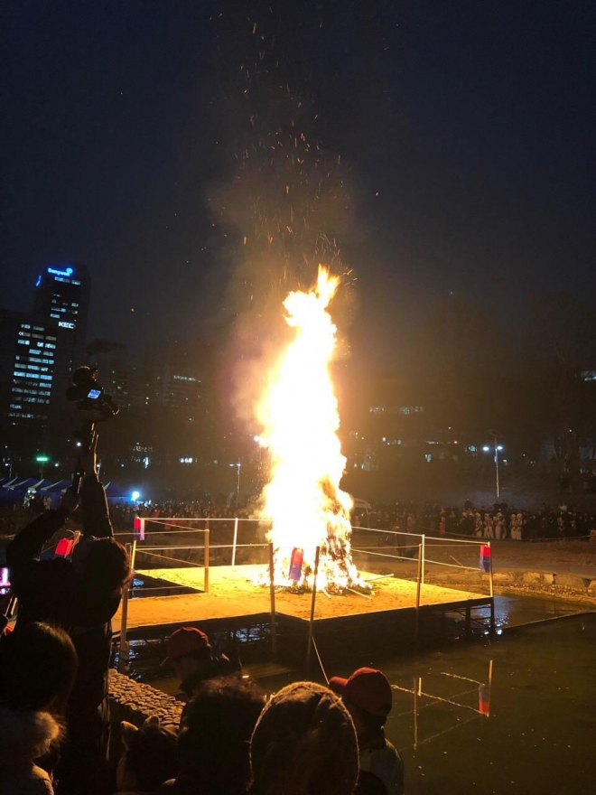 서울 서초구 주최 정월대보름 달맞이 축제에서 달집태우기 이벤트가 열리고 있다. 서초구 제공