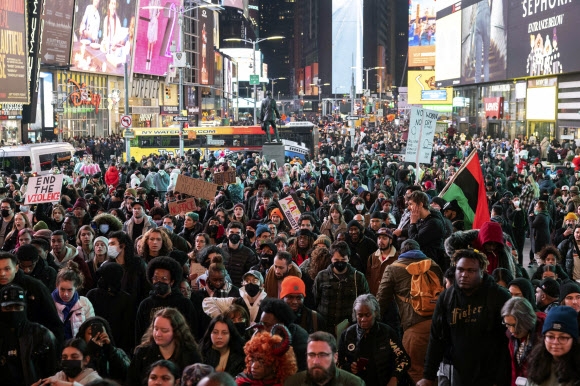 28일(현지시간) 미국 뉴욕 맨해튼에서 벌어진 흑인 시위. AP