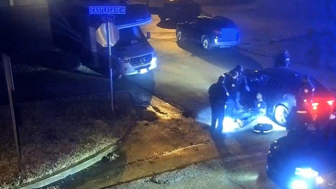 미국 테네시주 멤피스에서 지난 7일(현지시간) 5명의 흑인 경찰에게 몰매를 맞은 20대 흑인 청년 타이어 니컬스가 경찰차에 기대 앉아 있다. 멤피스 로이터 연합뉴스