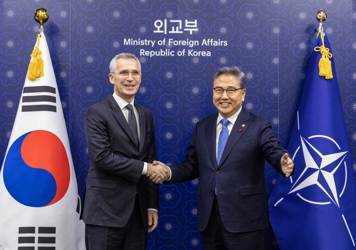 박진 외교부 장관과 옌스 스톨텐베르그 북대서양조약기구(NATO·나토) 사무총장이 29일 오후 서울 종로구 외교부에서 만나 악수하고 있다. 2023.1.29 연합뉴스