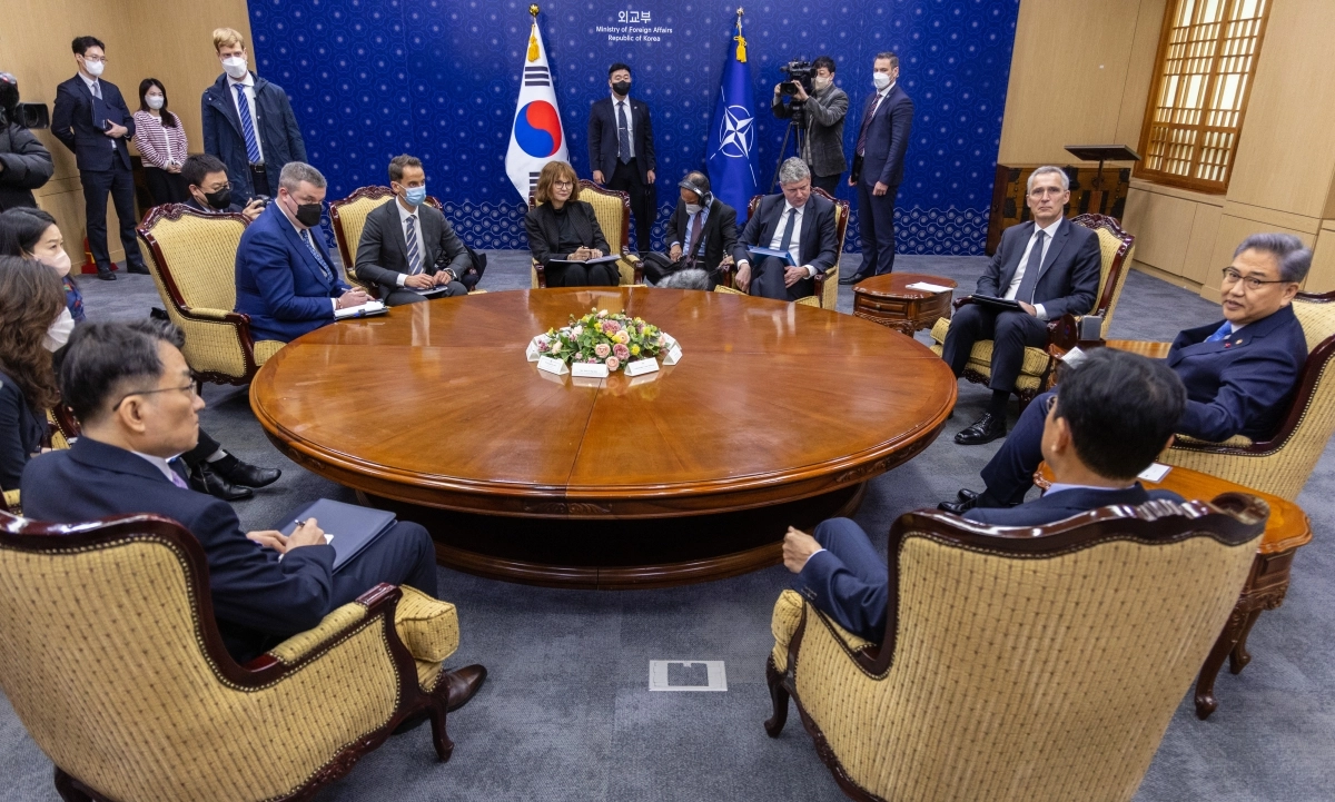 박진 외교부 장관이 29일 오후 서울 종로구 외교부에서 옌스 스톨텐베르그 북대서양조약기구(NATO·나토) 사무총장을 만나 환담하고 있다. 2023.1.29 연합뉴스