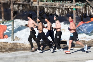 “추위야 덤벼라”… 알몸으로 맞선 마라토너들