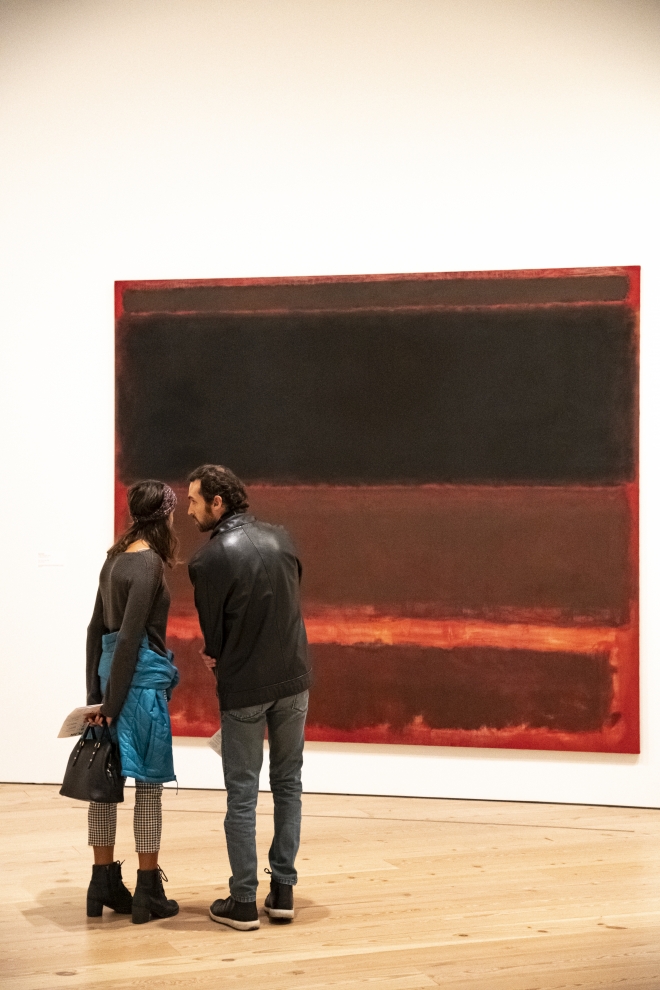 휘트니미술관에서 마크 로스코의 작품 ‘Four Dark in Red’를 감상하는 남녀. 이승원 작가 제공