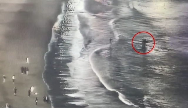 광안리 바다에 들어간 모녀…경찰이 구조