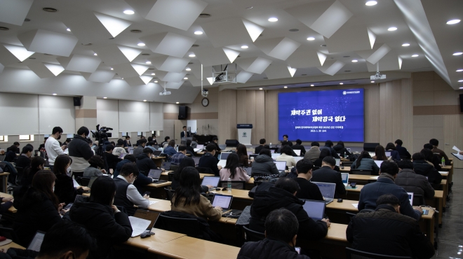 원희목 한국제약바이오협회장이 30일 서울 서초구에 있는 협회에서 신년 기자회견을 열고 정부의 적극적인 지원을 촉구하고 있다. 한국제약바이오협회 제공