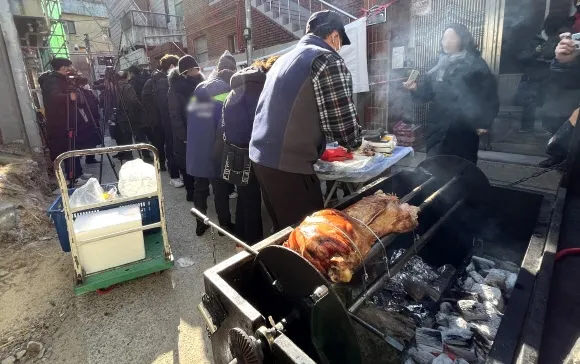 ‘대현동 이슬람사원 건립 반대 비대위’가 15일 대구 북구 대현동 이슬람 사원 공사장 앞에서 통돼지 바비큐를 구워 먹는 행사를 열고 있다. 2022.12.15 연합뉴스