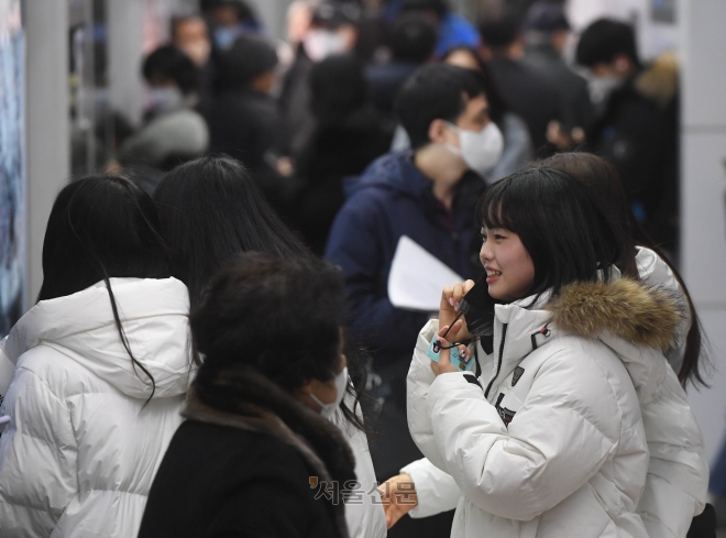 실내 노마스크 첫날… 아직은 엇갈린 표정