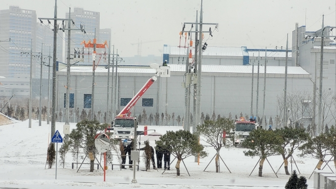 한국전기공사협회가 30일 충북 청주시 오송읍에서 신사옥 준공식을 연 가운데 눈이 내리는 지난 26일 야외에서 교육이 이뤄지고 있다.