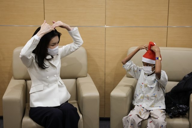 김건희 여사가 지난해 12월 21일 오후 서울아산병원에서 심장질환 수술을 받고 회복 중인 캄보디아 아동옥 로타 군을 만난 당시 모습. 대통령실 제공