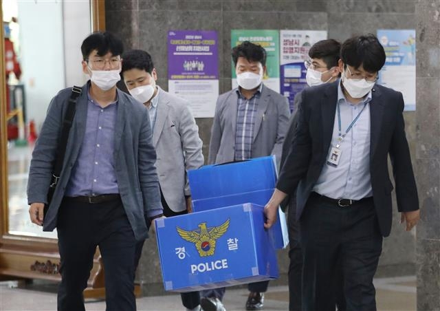 ‘백현동 옹벽 아파트’ 용도변경 특혜 의혹과 관련해 성남시청 압수수색을 마친 경찰이 16일 오후 경기 성남시 중원구 시청에서 압수품을 들고 나오고 있다. 뉴스1