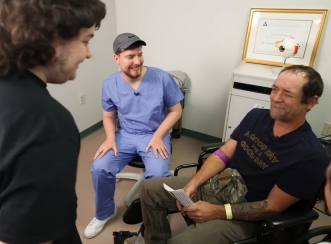지미 도널드슨(가운데)의 도움으로 수술을 받은 남성(오른쪽)이 처음으로 아들(왼쪽)의 얼굴을 마주하는 모습. 유튜브 채널 ‘미스터 비스트’ 영상 캡처