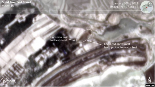 북한 함경남도 마군포 엔진시험장을 촬영한 30일 자 위성사진. 고체연료 엔진 시험 정황(원 안)이 확인된다.  VOA 홈페이지 캡쳐