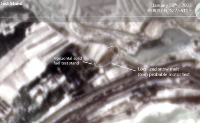 지난 30일 북한 함경남도 함주군 마군포에 있는 로켓 엔진시험장을 촬영한 위성사진. 해당 시험장에서 로켓 고체연료 엔진 시험 정황(원 안)이 확인된다. VOA 홈페이지 캡처