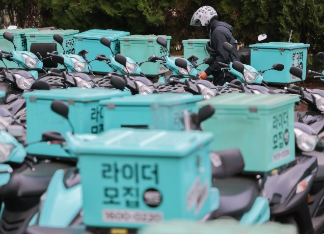 서울 시내의 한 배민라이더스 센터 앞에 배달용 오토바이가 세워져 있다.  연합뉴스