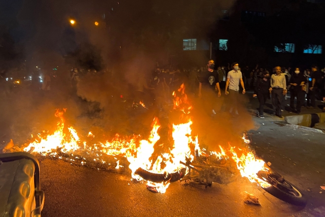 19일(현지시간) 이란 수도 테헤란에서 히잡 미착용을 이유로 도덕경찰에 체포됐다가 의문사한 마흐사 아미니의 죽음에 항의하는 시위가 벌어지고 있다. 2022.9.19 AFP 연합뉴스