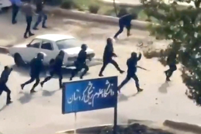이란 보안군이 쿠르디스탄주(州) 주도 사난다즈에 있는 쿠르디스탄대학 인근에서 반정부 시위대를 진압하고 있다. 2022.10.29 AFP 연합뉴스