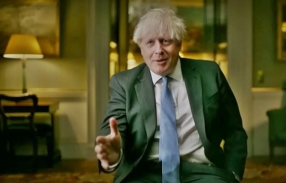 30일(현지시간) BBC 다큐에 출연한 보리스 존슨 전 영국 총리가 지난해 2월 블라디미르 푸틴 러시아 대통령과의 통화 내용을 공개하고 있다. 존슨 전 총리에 따르면 당시 푸틴 대통령은 “보리스, 나는 당신을 해치고 싶지는 않다. 하지만 미사일로는 1분이나 그 정도 밖에 걸리지 않을 것”이라고 위협했다. 2023.1.30 영국 BBC 화면