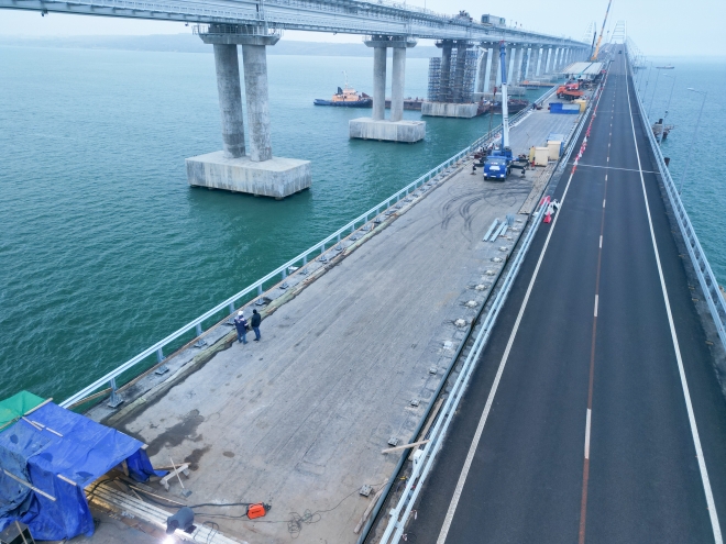 Bridge replacement work is taking place on the 31st (local time) on the Crimean Bridge, which directly connects the Crimean Peninsula, which was annexed by Russia in 2014, to the Russian mainland.  On October 8, 2022, part of the Crimean Bridge was destroyed by a truck explosion.  All four lanes under restoration are scheduled to open in March this year.  2023.1.31 TASS = Yonhap News