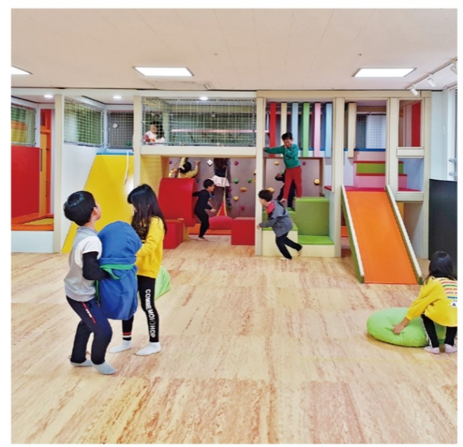 각 시도교육청이 돌봄 확대에 나선 가운데 초등학생들이 돌봄교실에서 놀이활동을 하고 있다. 교육부 제공