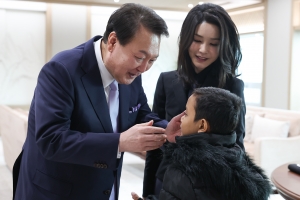 尹대통령 부부, ‘심장 수술’ 로타 만나 축구공 깜짝 선물